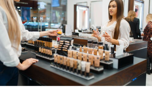 A indústria cosmética dos Estados Unidos é reconhecida mundialmente pela sua vasta diversidade e altíssima qualidade. Os produtos que surgem deste mercado não apenas refletem as tendências locais, mas também têm um impacto significativo nas preferências de consumidores ao redor do globo. A riqueza cultural e a pluralidade de estilos presentes nos EUA resultam em um portfólio extenso de opções, que atendem a diferentes tipos de pele, etnias e necessidades estéticas, tornando os cosméticos americanos uma escolha popular entre os consumidores.